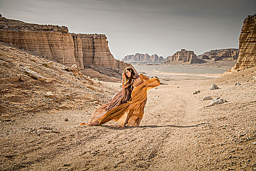 新疆,罗布泊,雅丹地貌,沙漠,沙岩,蓝天,女人,奔跑