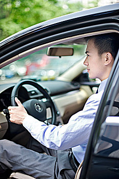 坐在汽车上的商务男士