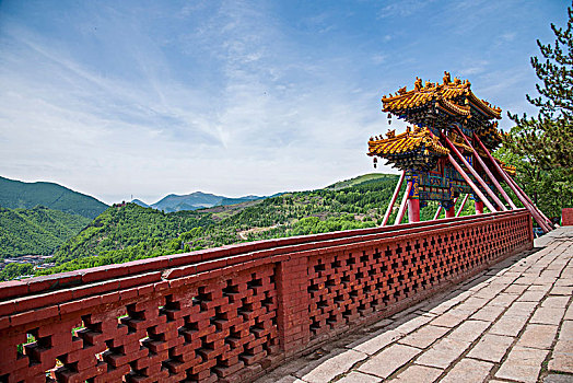山西忻州市五台山菩萨顶寺院牌坊与栏杆