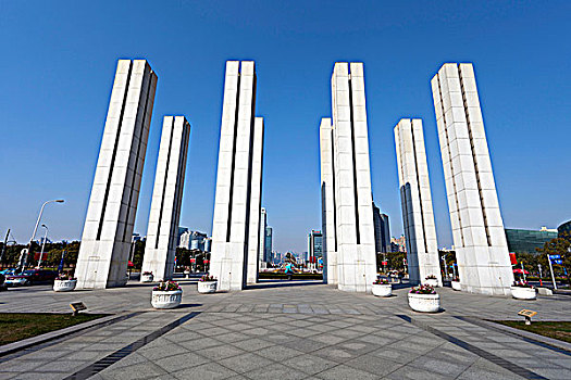 上海浦东世纪广场上的雕塑,方柱