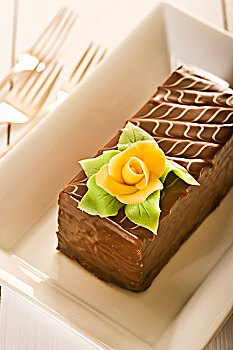 切片,巧克力蛋糕,杏仁糖玫瑰花