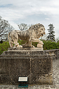 法国贡比涅宫花园狮子雕像