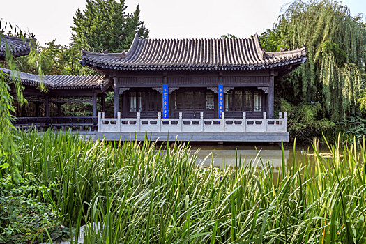 山东省临沂市王羲之故居,池塘后面的中式水榭古建筑