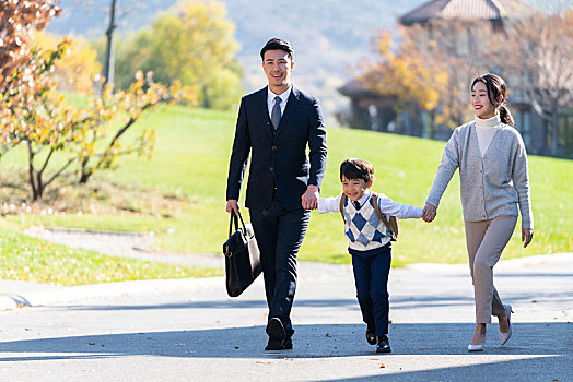 年轻夫妻送孩子去上学