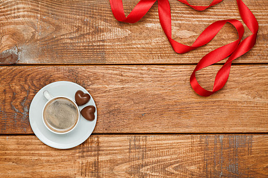 红丝带,木质背景,一杯咖啡