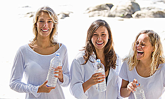 三个女孩,水瓶,海滩