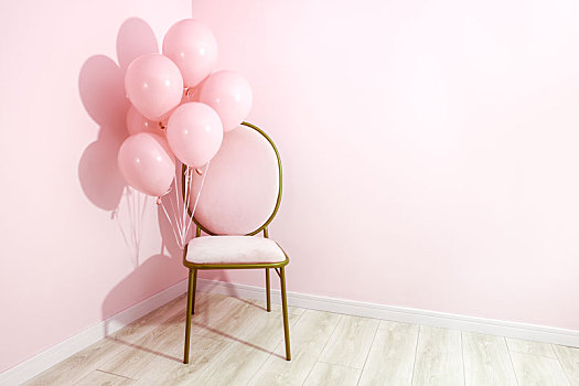 椅子与气球,粉色背景
