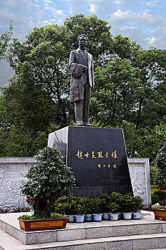 中国历史文化名镇--龙潭古镇赵庄---赵世炎革命纪念馆广场