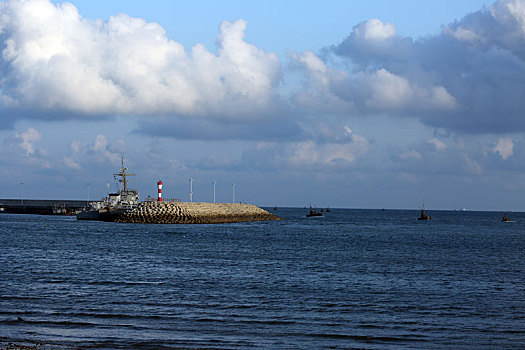 山东省日照市,金秋时节海边风景如画,漫步沙滩看渔船归航,海鸥飞翔