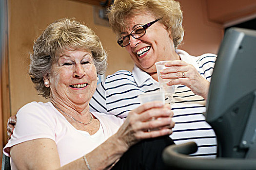 老年女性,笑,一起