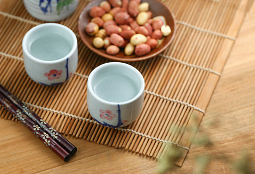 白酒,酒壺和花生米