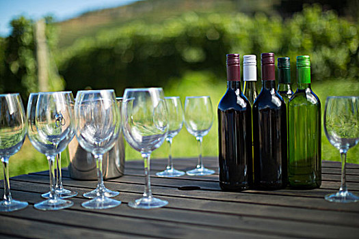 葡萄酒杯,瓶子,桌上,木桌子