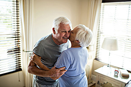 老年,夫妻,搂抱,相互,卧室,在家