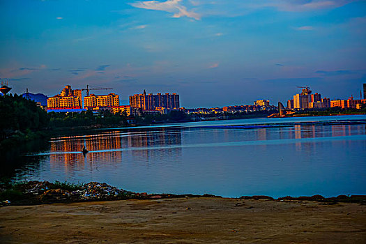 建筑群,高楼,河,灯,夜景,倒影,蓝天,白云