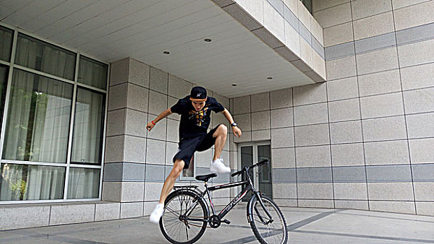 运动男街舞跑酷跨自行车体育生