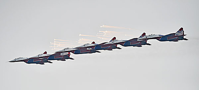 第十一届珠海航展上俄罗斯雨燕飞行表演队进行空中编队飞行表演