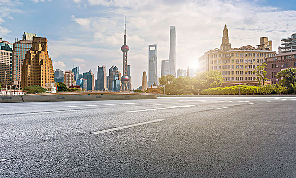 上海外滩建筑景观和城市广场沥青路面