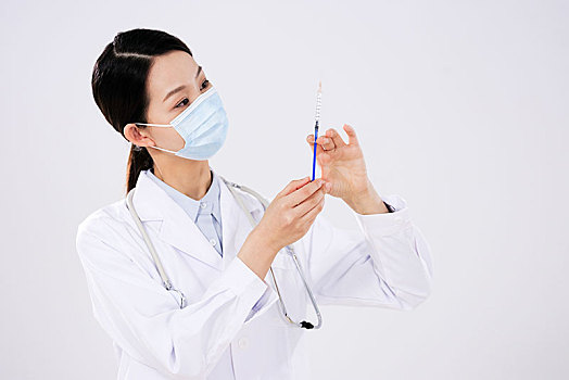 一位戴口罩的女醫生使用注射器