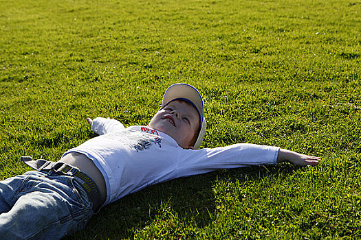 英格兰,西米德兰兹郡,伯明翰,男孩,躺着,草,阳光