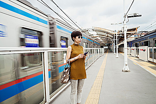 女人,戴着,墨镜,站立,站台,地铁站,东京,通勤