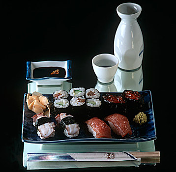 寿司,托盘,筷子,黄豆,盘子,日本米酒,后面,黑色背景