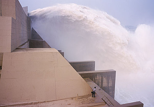 2002年6月,小浪底水库调沙的壮观场面