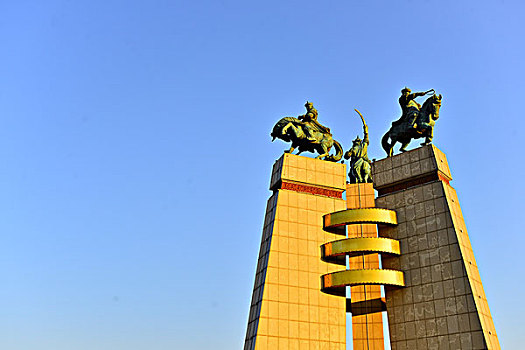 乌拉特三公雕像
