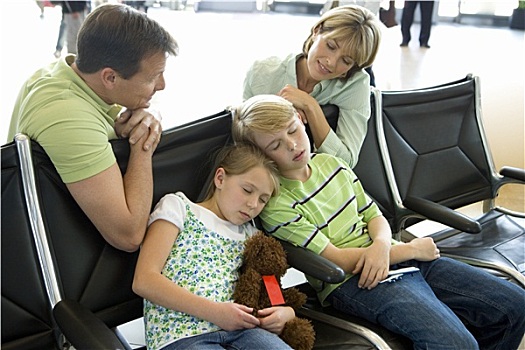 父母,看,孩子,睡觉,座椅,机场,候机楼,女孩,7-9岁,拿着,毛绒玩具