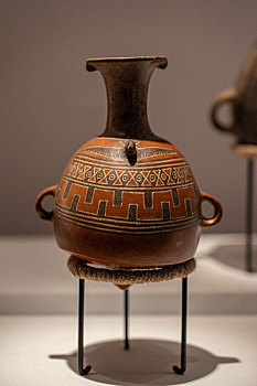 秘鲁兰巴里·奥里维拉博物馆藏印加帝国陶几何形装饰厄普壶