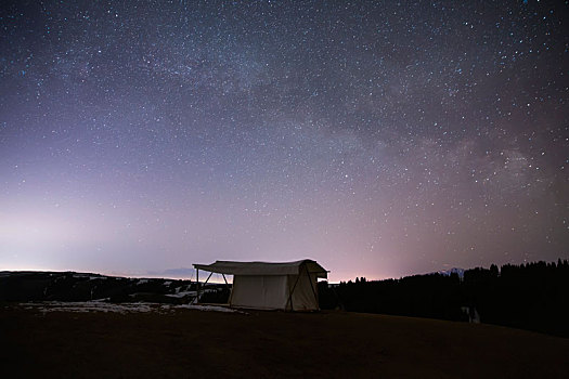银河星空下的新疆南山天文台
