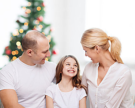 家庭,孩子,休假,人,微笑,母亲,父亲,小女孩,上方,客厅,圣诞树,背景