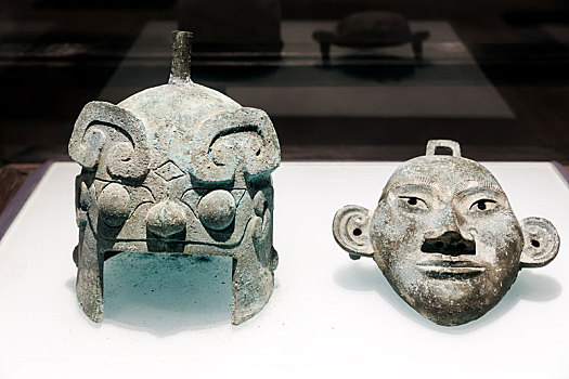 中国河南省安阳殷墟遗址文物青铜人面具头盔