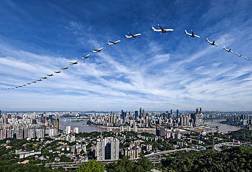 中国国际航空的飞机正飞越重庆市上空