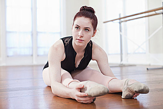 青少年,芭蕾舞女,坐在地板上,芭蕾舞学校