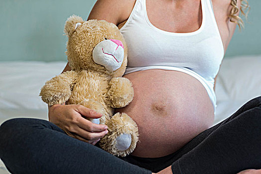 孕妇,坐,泰迪熊,床