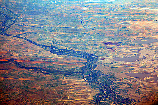 从飞机上俯瞰到的澳大利亚中部大片荒漠碱地