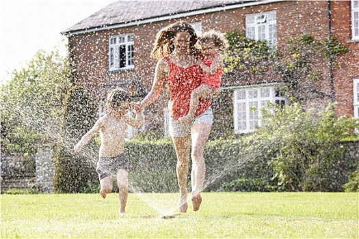 母亲,两个孩子,跑,花园,洒水器
