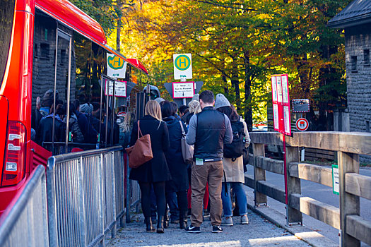 德国巴伐利亚新天鹅堡森林游客中心的巴士站