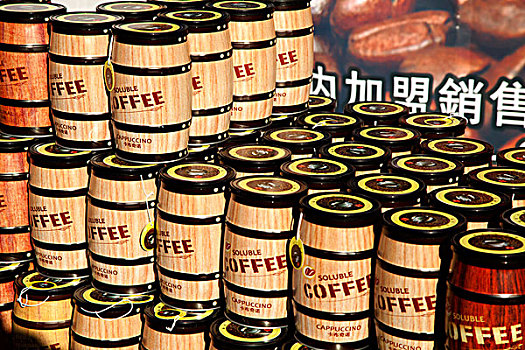 一堆整齐的罐装咖啡