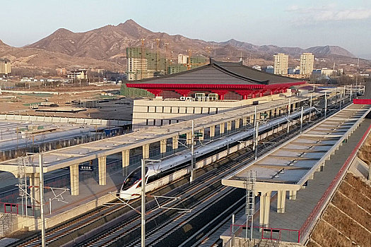 世界首条智能化高速铁路京张高铁复兴号驶过宣化北站