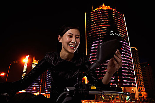 美女,检查,反光镜,摩托车,户外,夜晚,北京