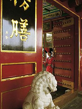 入口,仿膳,餐馆,红色,门,女侍者,传统服饰,北海公园,北京,中国,亚洲