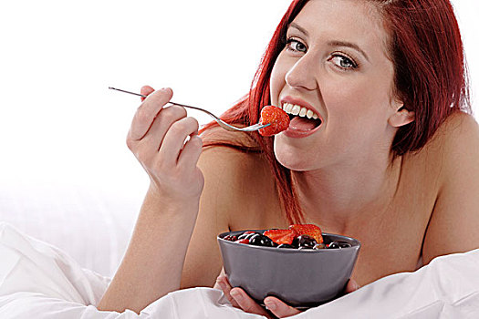 女人,床,吃饭,水果