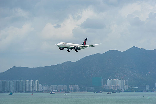 一架加拿大航空的客机正降落在香港国际机场