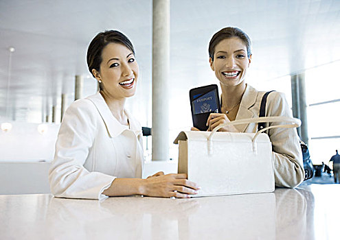 两个,职业女性,微笑,一个,拿着,手包,向上,护照