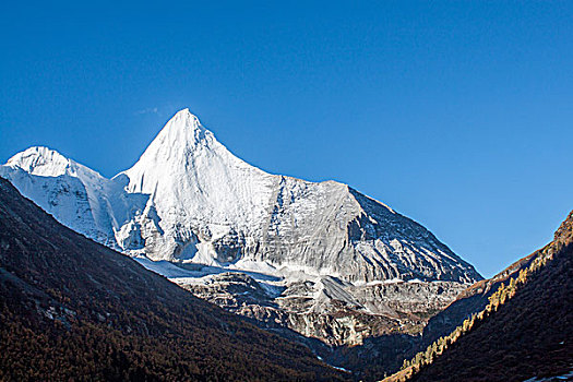 稻城亚丁风光仙乃日雪山