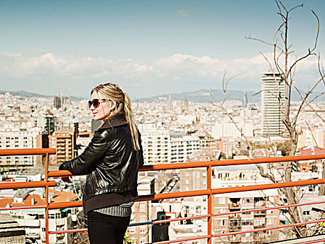 女性,游客,向外看,城市,蒙特足斯,山,巴塞罗那,西班牙