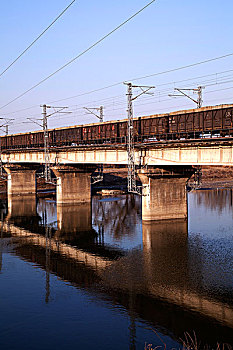 货运火车驶过老旧的铁路桥