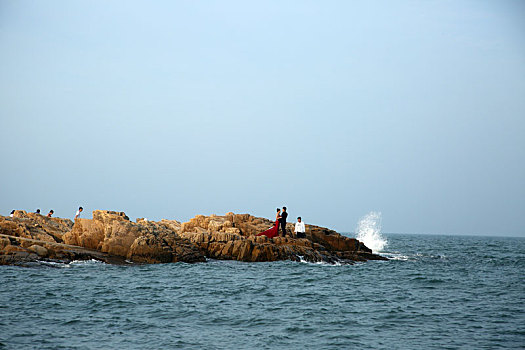 海边旅游升温,赶海拾贝婚纱摄影成美丽风景线