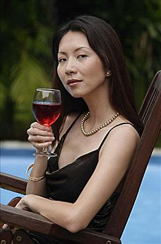 女人,拿着,葡萄酒杯,游泳池,背景,肖像